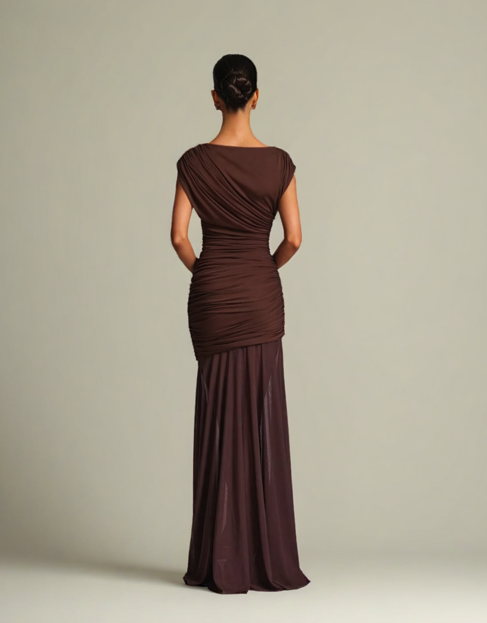 Robe longue élégante femme en marron avec drapés et coupe flatteuse à l'arrière