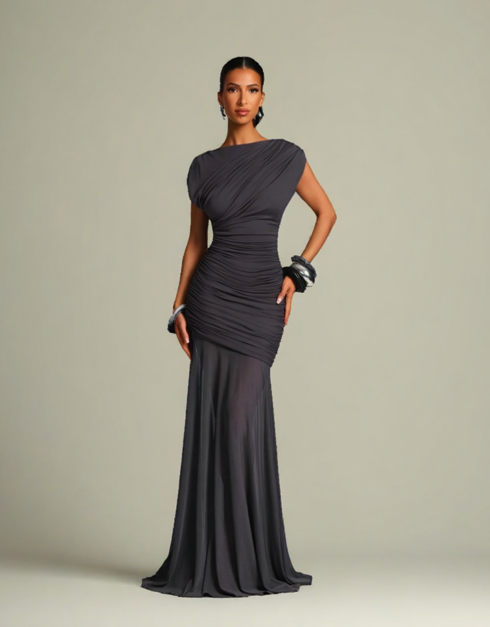 Robe longue élégante femme en gris foncé avec drapés flatteurs et ajustement près du corps