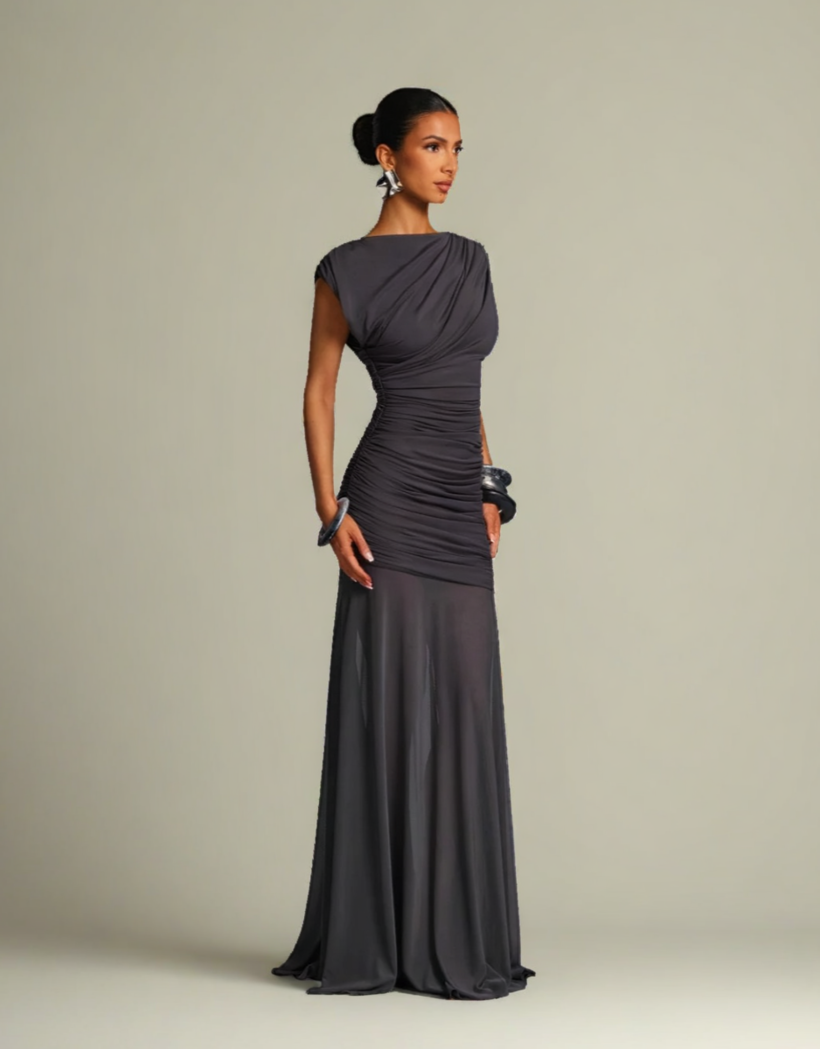 Robe longue élégante femme en tissu drapé gris avec des détails modernes et ajustement chic