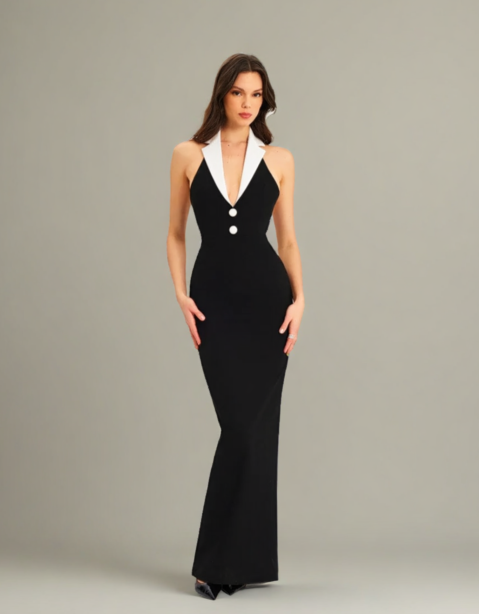 Robe longue soirée dos nu en noir et blanc avec un col élégant et des boutons décoratifs