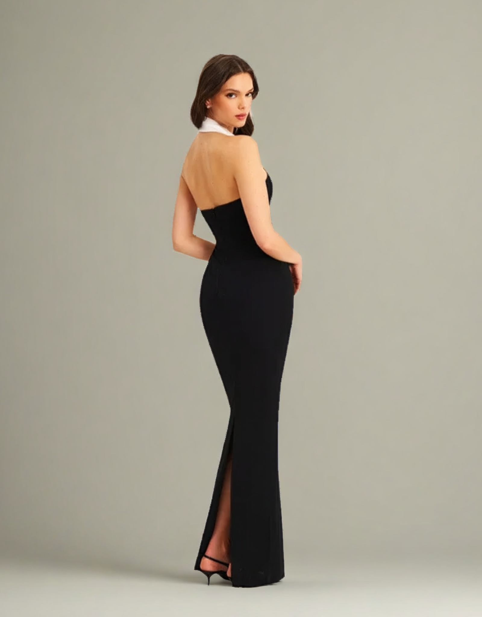 Robe longue soirée dos nu de Fondelier avec une élégante silhouette noire et un décolleté féminin