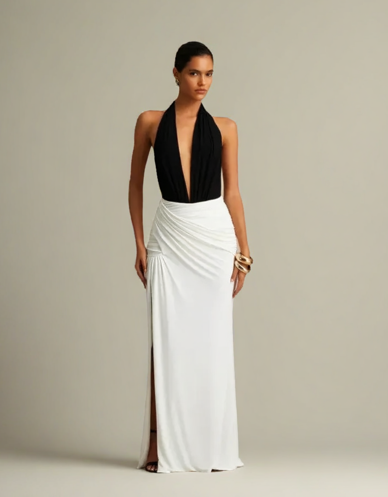 Robe soirée blanche et noire femme avec décolleté plongeant et jupe fendue élégante