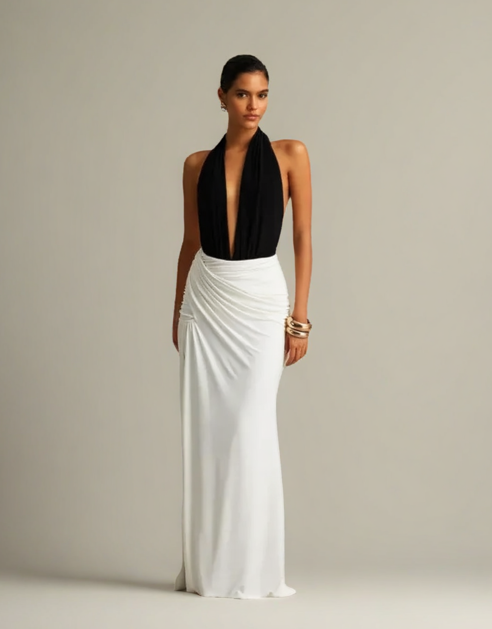 Robe soirée blanche et noire femme élégante avec décolleté plongeant et jupe drapée