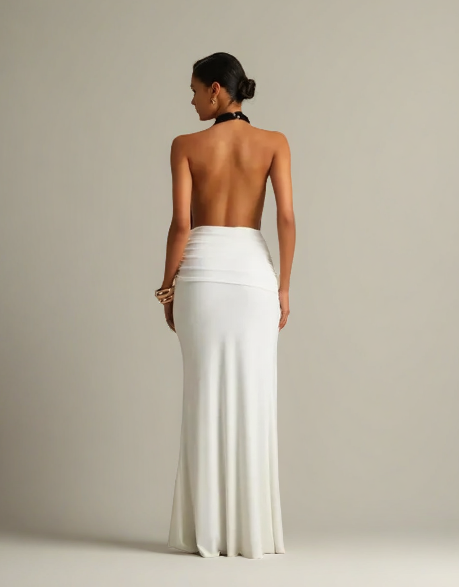 Robe soirée blanche et noire femme élégante avec dos nu et design moderne