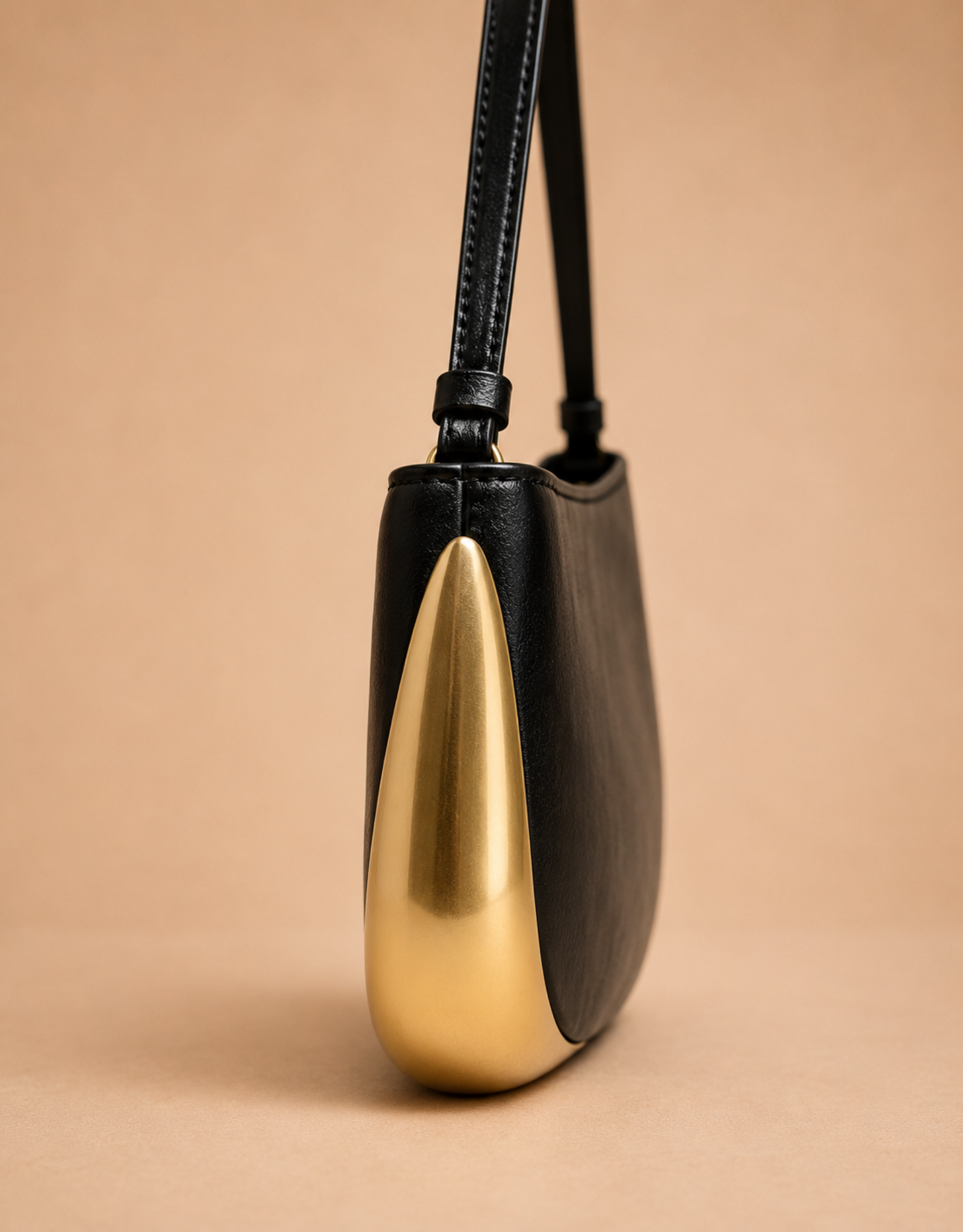 Sac à main femme Fondelier en cuir noir avec un design élégant et une base dorée distinctive