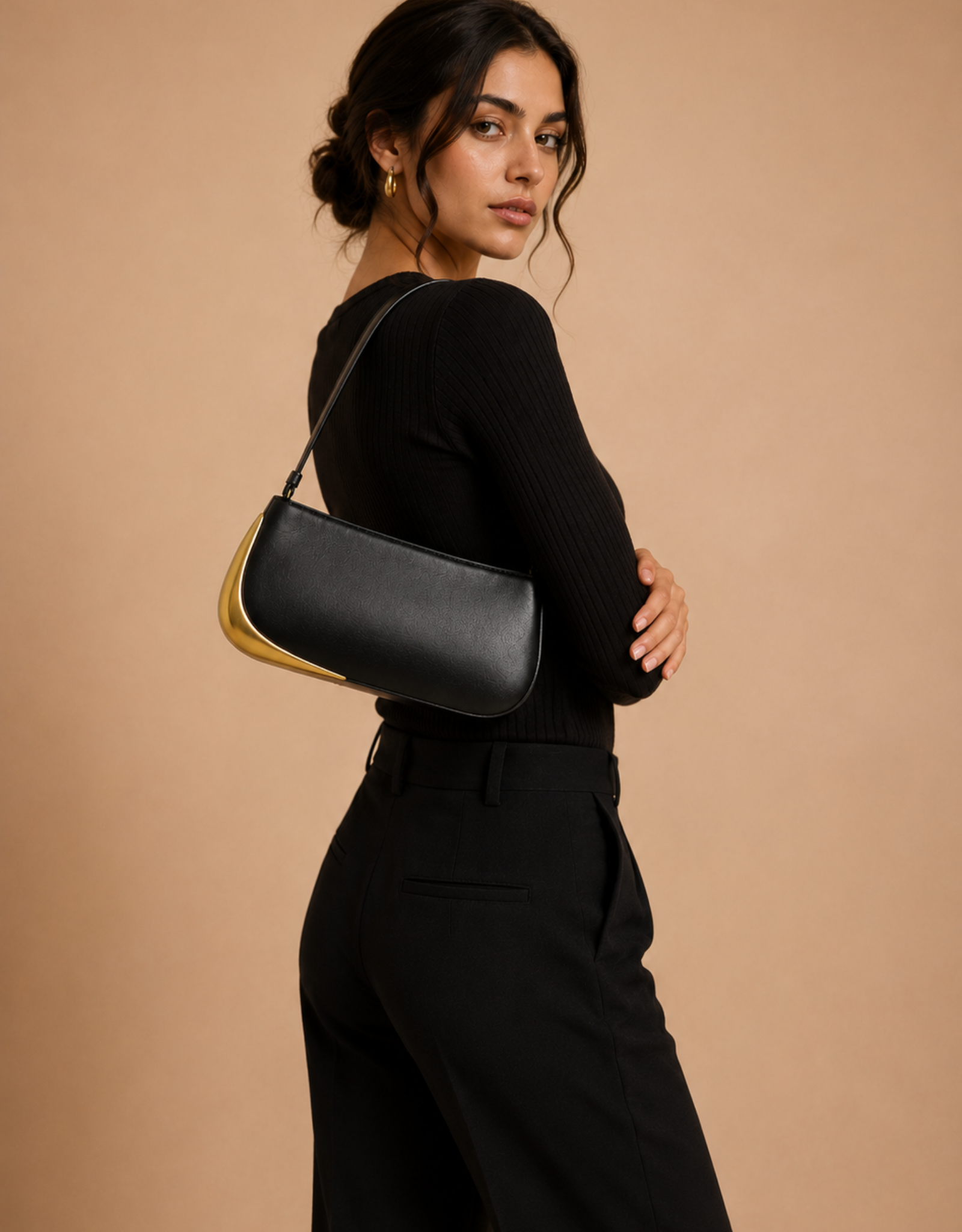 Sac à main femme Fondelier en cuir noir avec une doublure jaune, chic et moderne