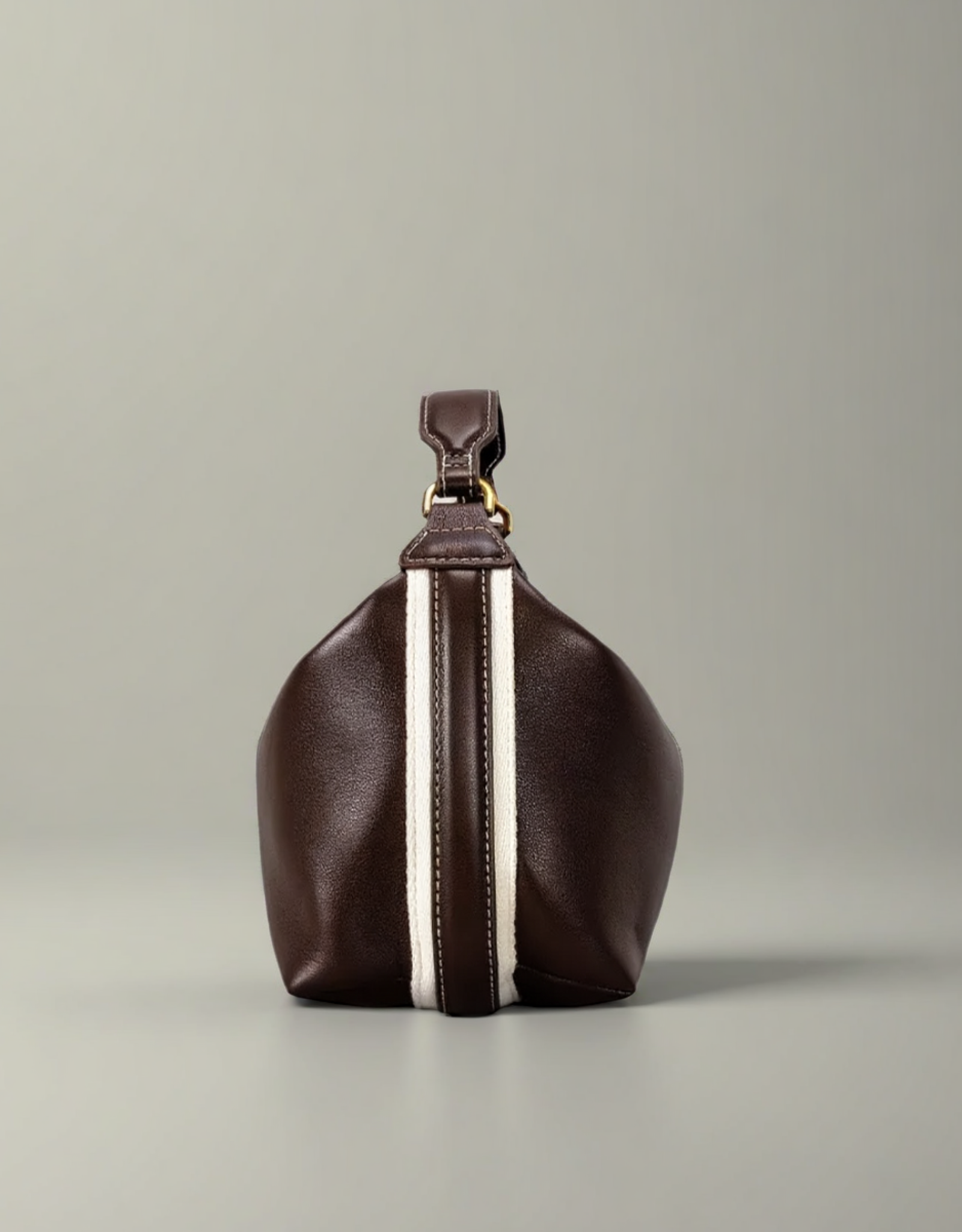Sac à main vintage femme en cuir marron avec des détails blancs et une forme élégante