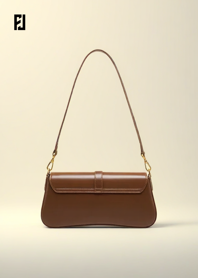 Sac baguette en cuir marron foncé avec bandoulière fine et fermeture à rabat par Fondelier
