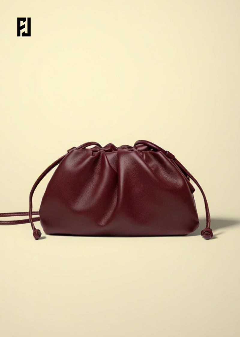 Sac bandoulière femme en cuir bordeaux au design plissé par Fondelier