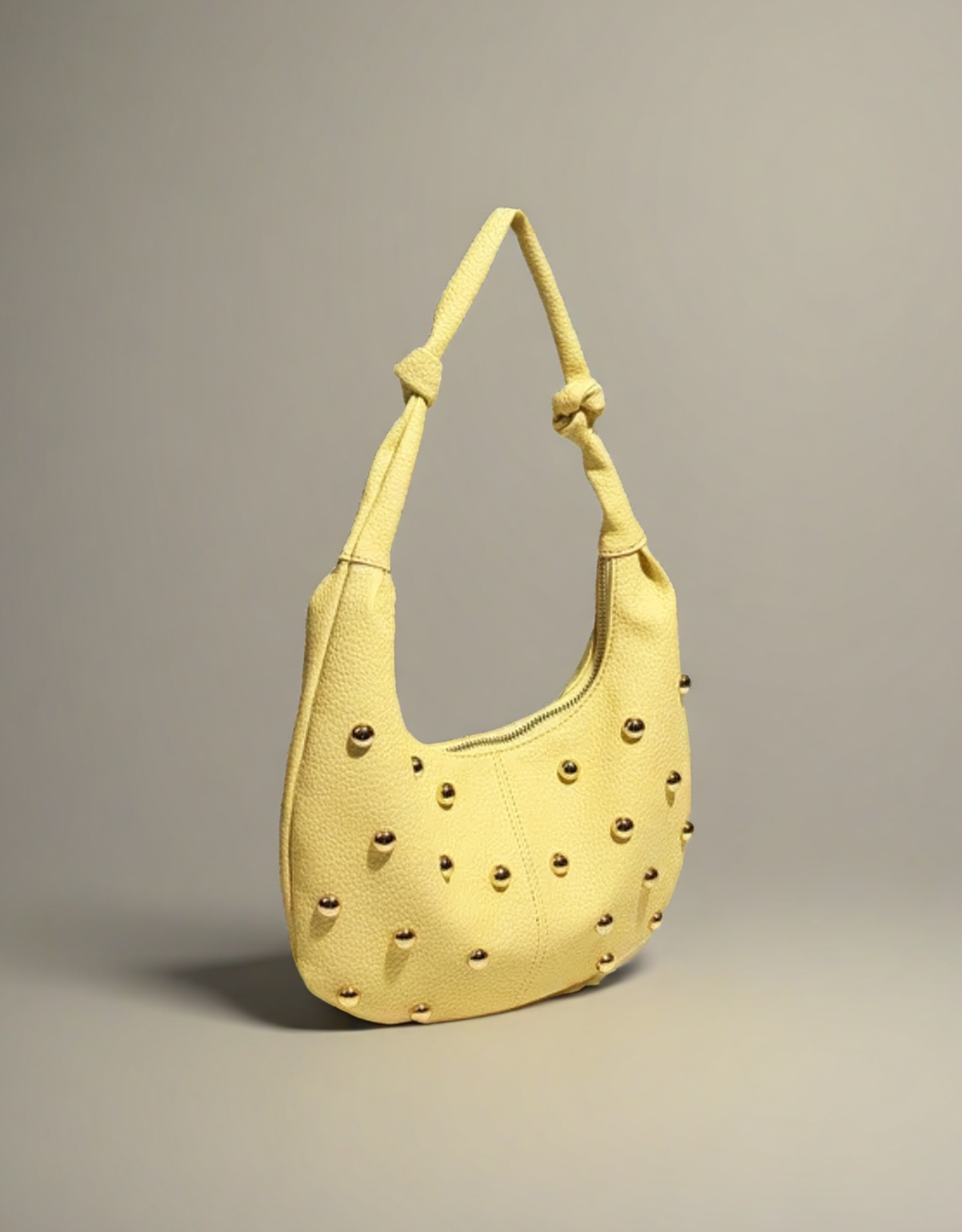 Sac demi-lune cuir femme en jaune avec des clous décoratifs pour un look tendance
