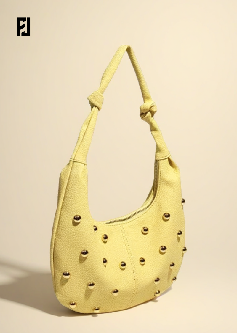 Sac demi-lune cuir femme jaune clouté avec anse nouée par Fondelier