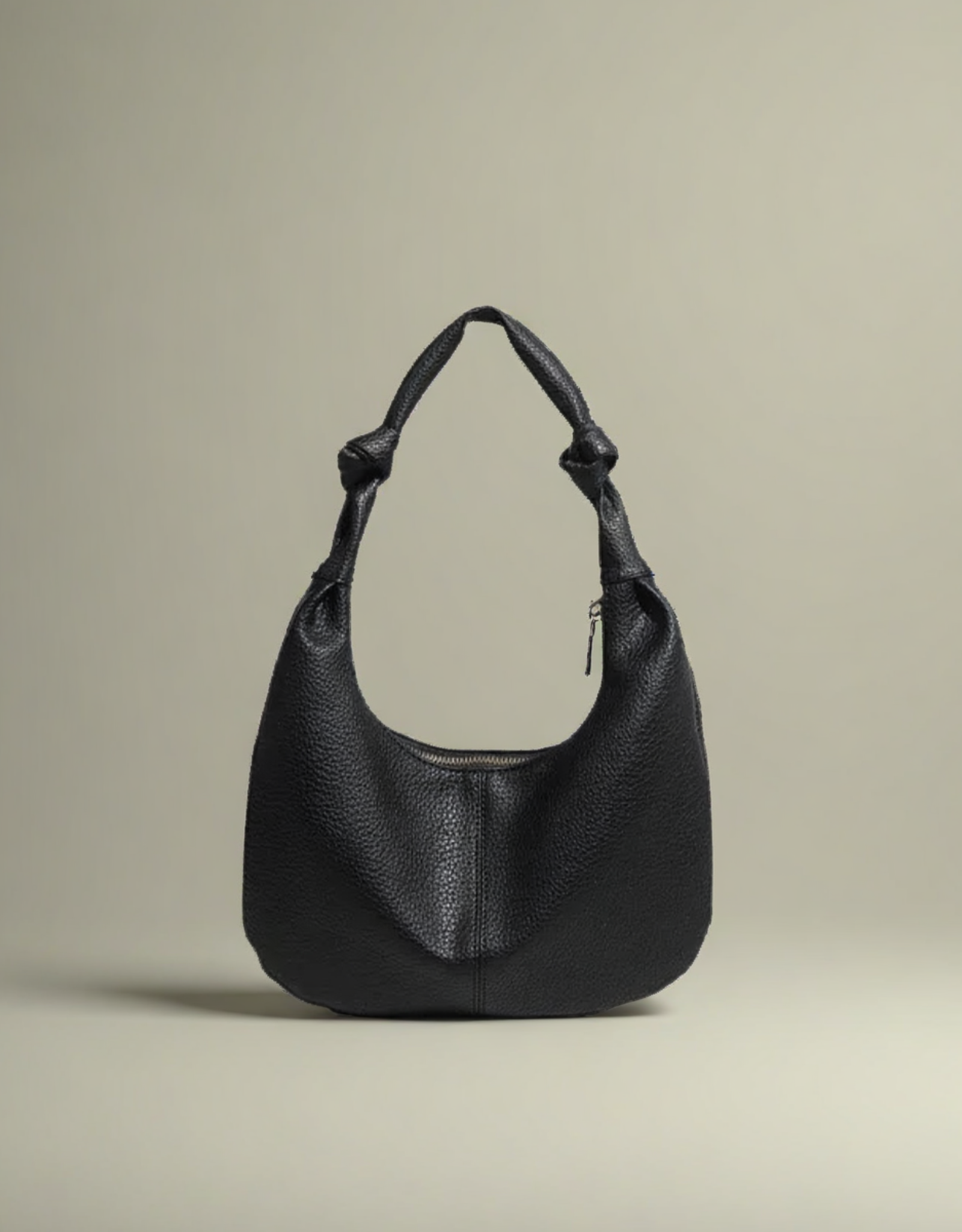 Sac demi-lune cuir femme en noir, élégant et au design moderne, parfait pour un usage quotidien