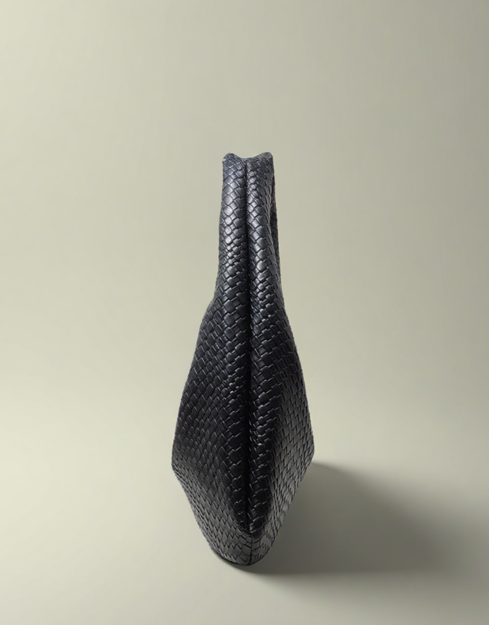 Sac épaule vintage femme en cuir tressé noir, parfait pour un look chic et élégant.