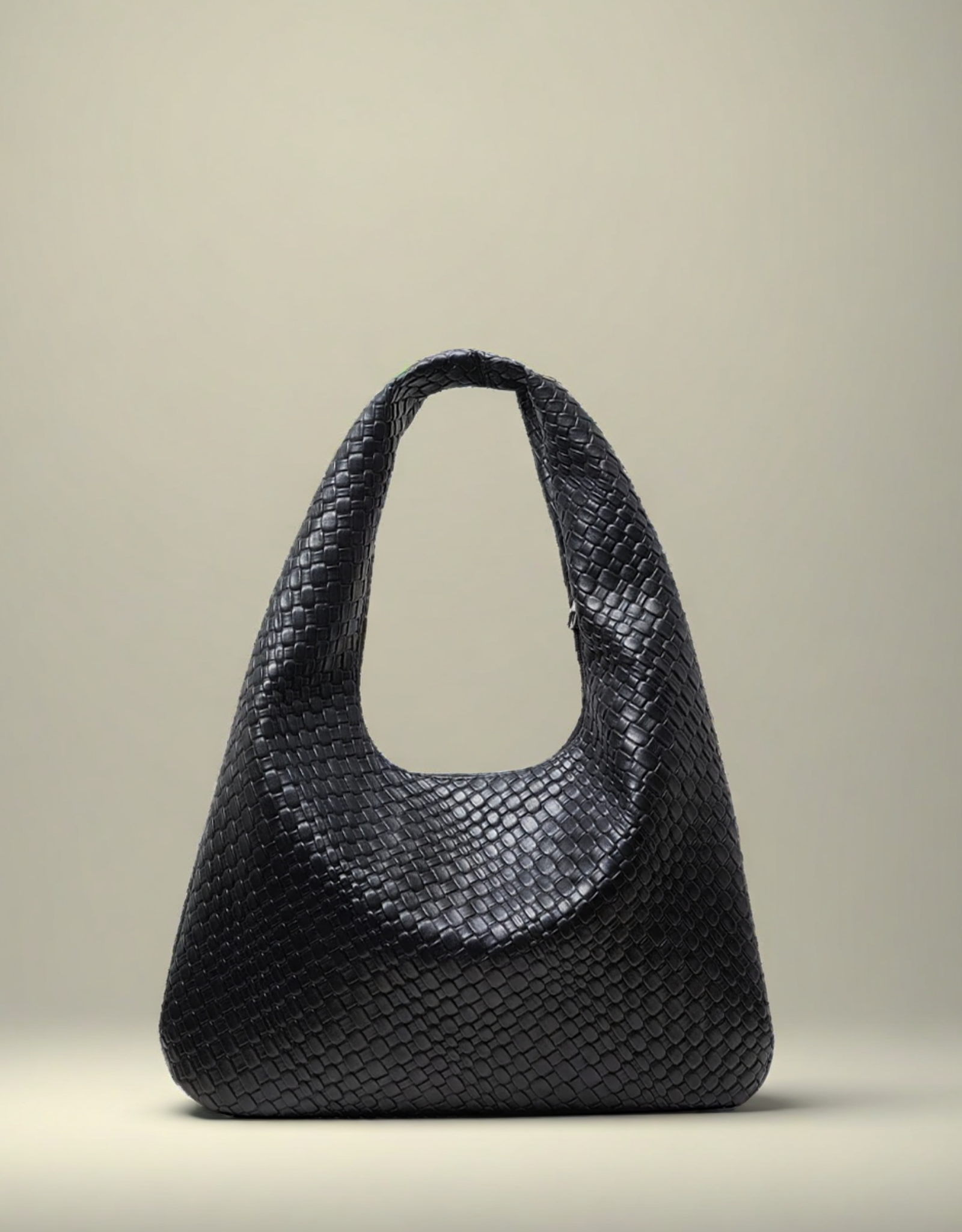 Sac épaule vintage femme en cuir noir tressé, élégant et pratique pour un usage quotidien