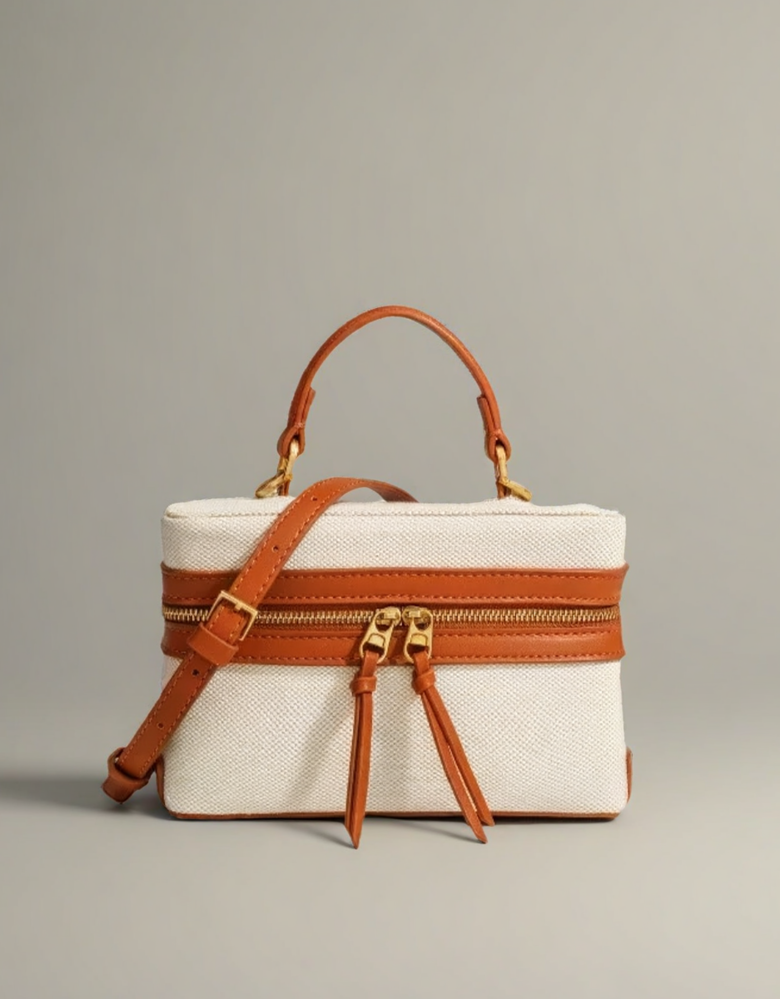 Sac femme rigide toile beige avec des accents en cuir marron et une bandoulière ajustable