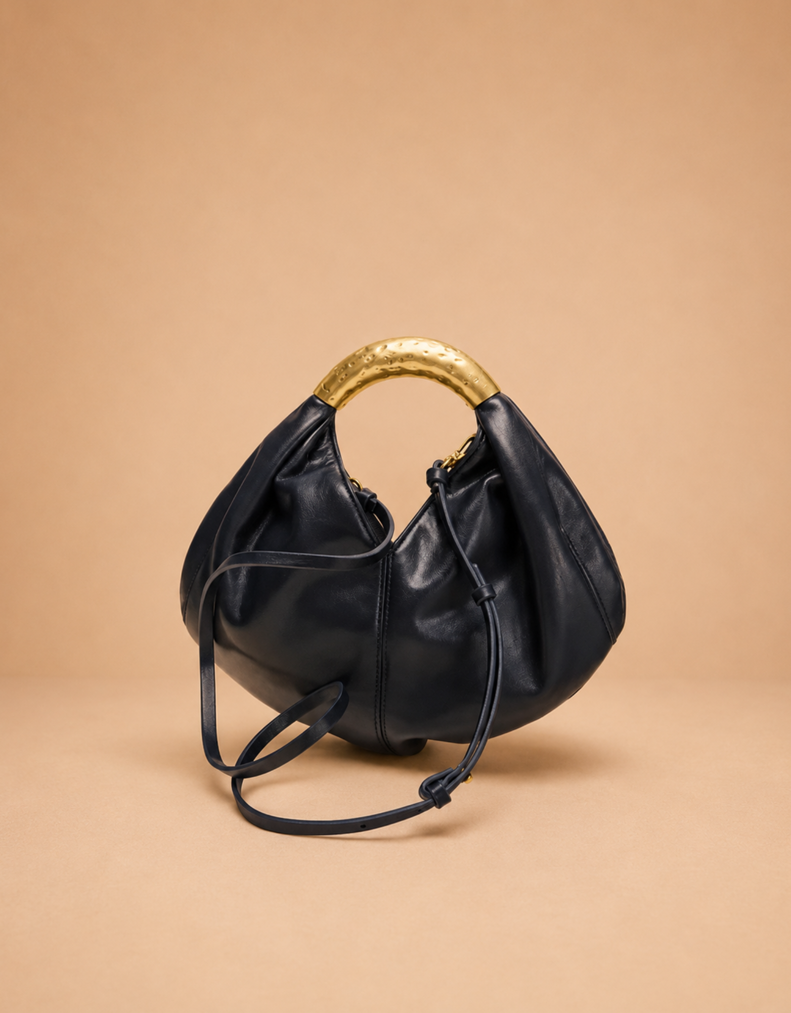 Sac en cuir Fondelier avec poignée dorée, design moderne et élégant pour toutes les occasions