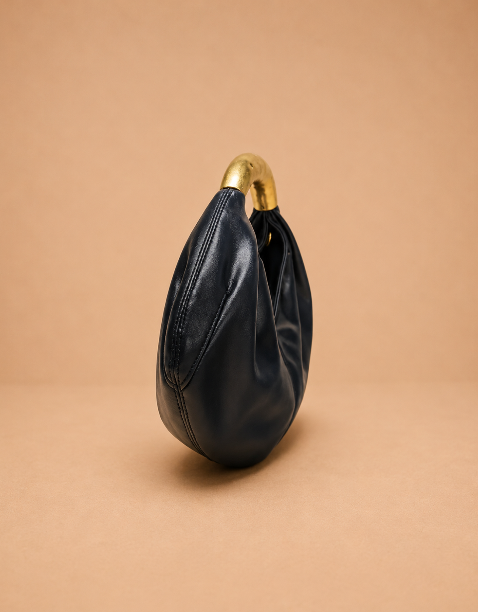 Sac en cuir bleu marine avec poignée dorée de la marque Fondelier pour un style moderne et élégant