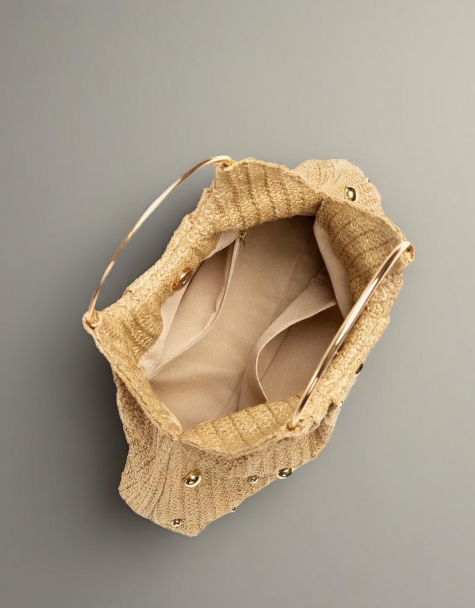 Vue intérieure du sac seau de luxe pour femme en cuir avec des détails dorés élégants