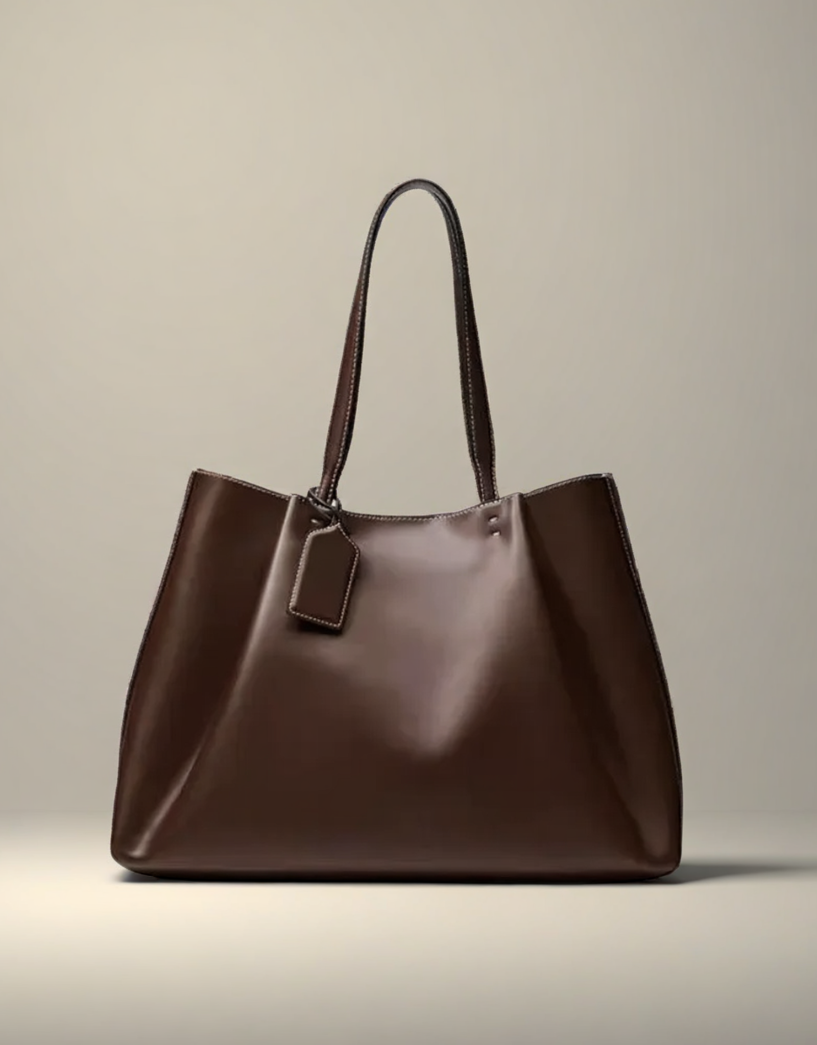 Sac seau plissé femme en cuir marron avec anses élégantes pour un style moderne