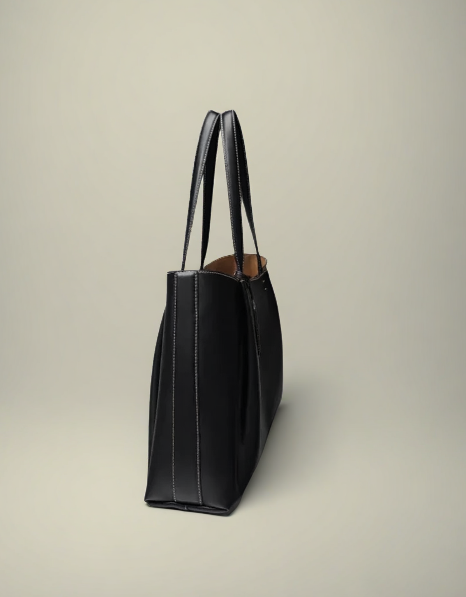 Sac seau plissé femme en cuir noir avec des anses longues pour un style élégant