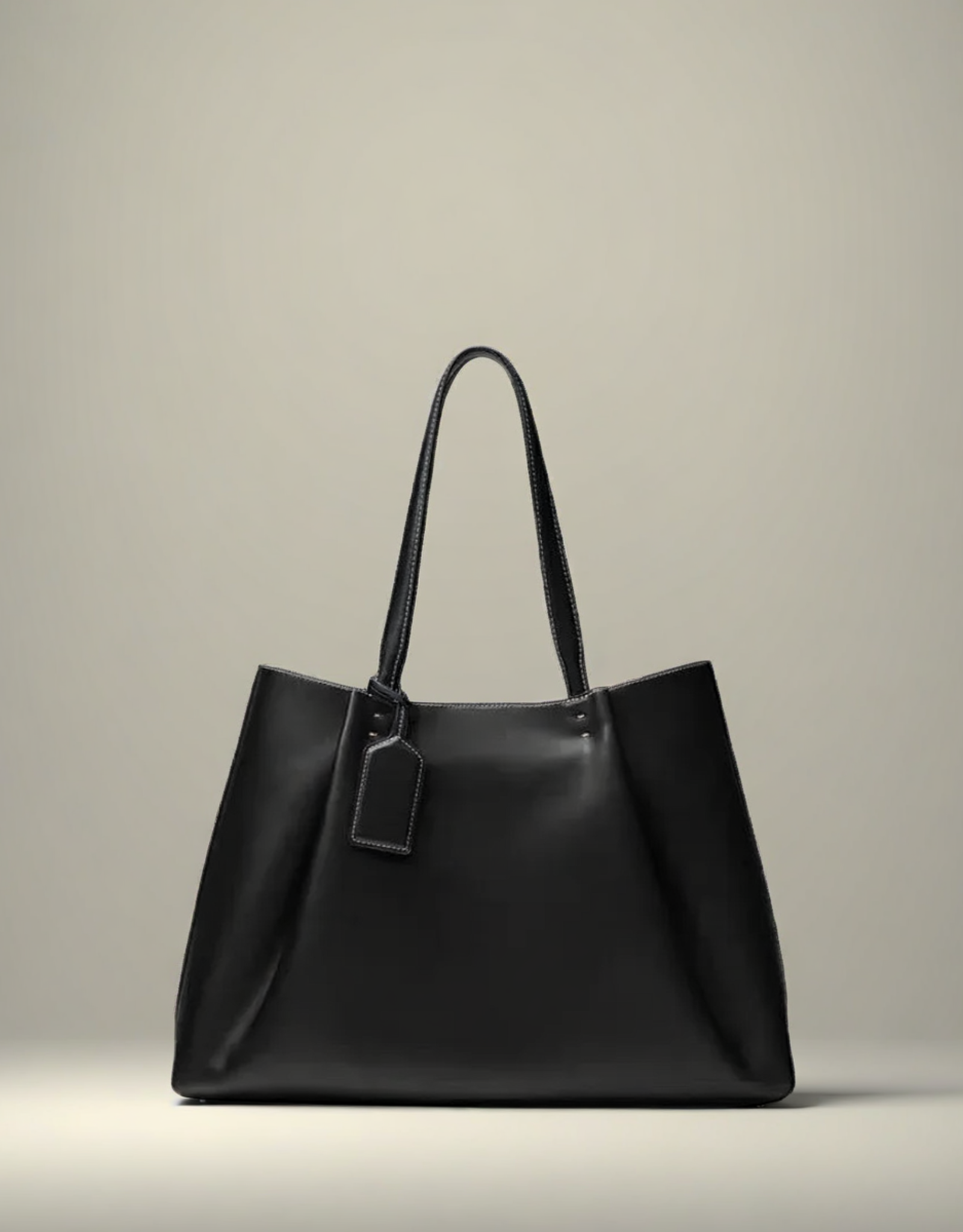 Sac seau plissé femme en cuir noir élégant avec une étiquette de marque