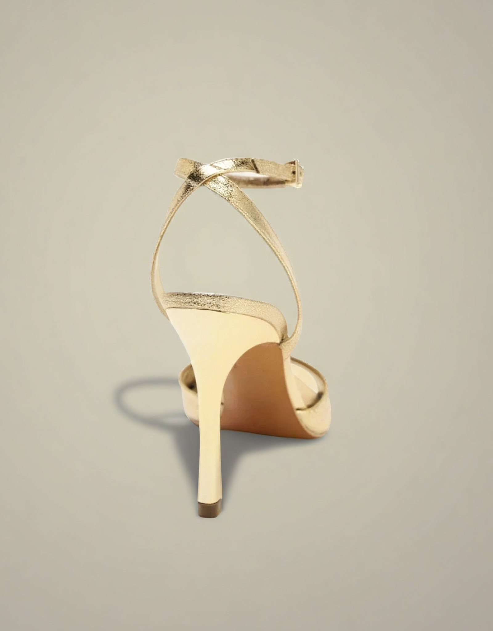 Sandales dorées à talons hauts femme vue de dos avec lanières élégantes et finition brillante