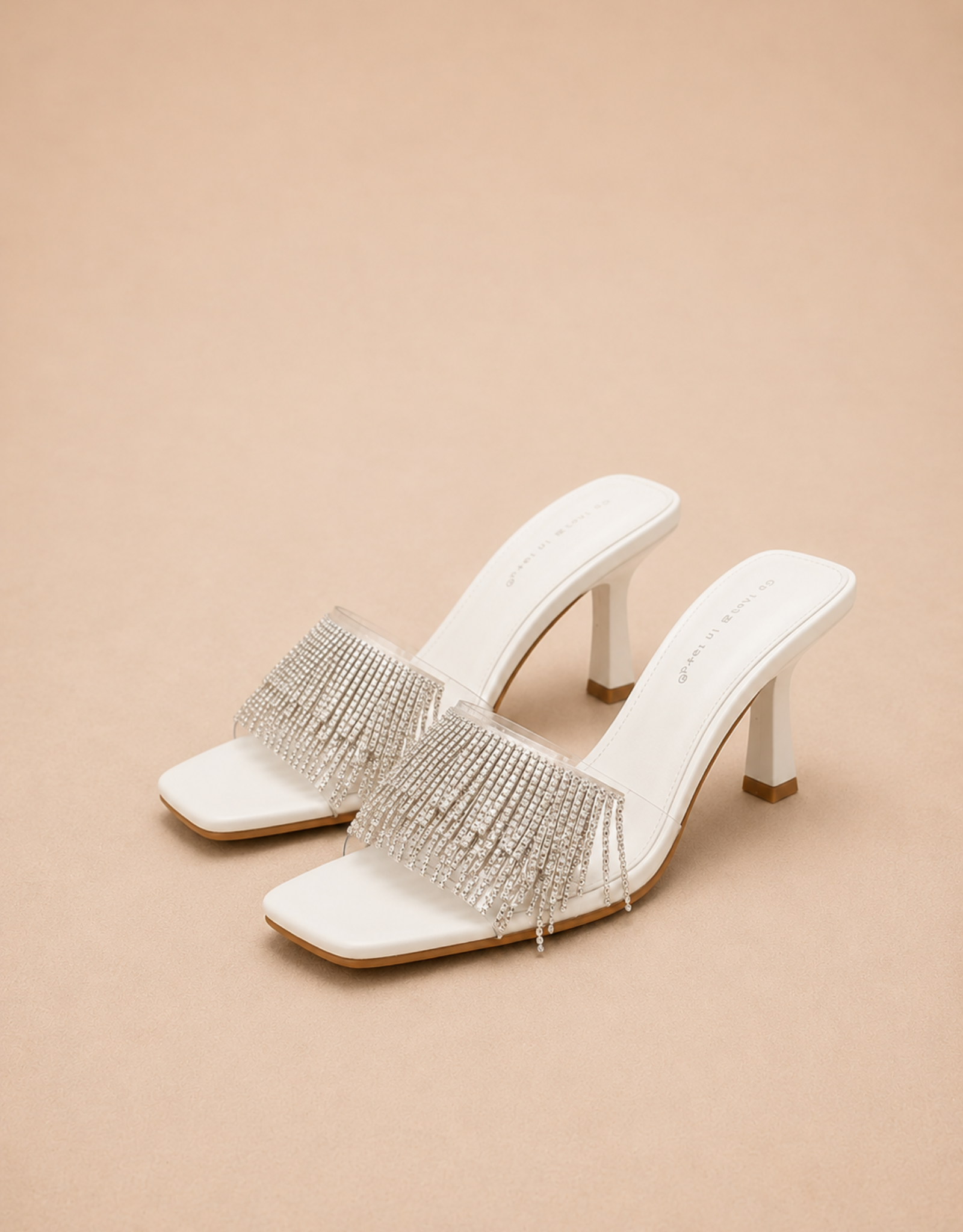 Sandales femme Fondelier blanches avec franges scintillantes et talons carrés élégants