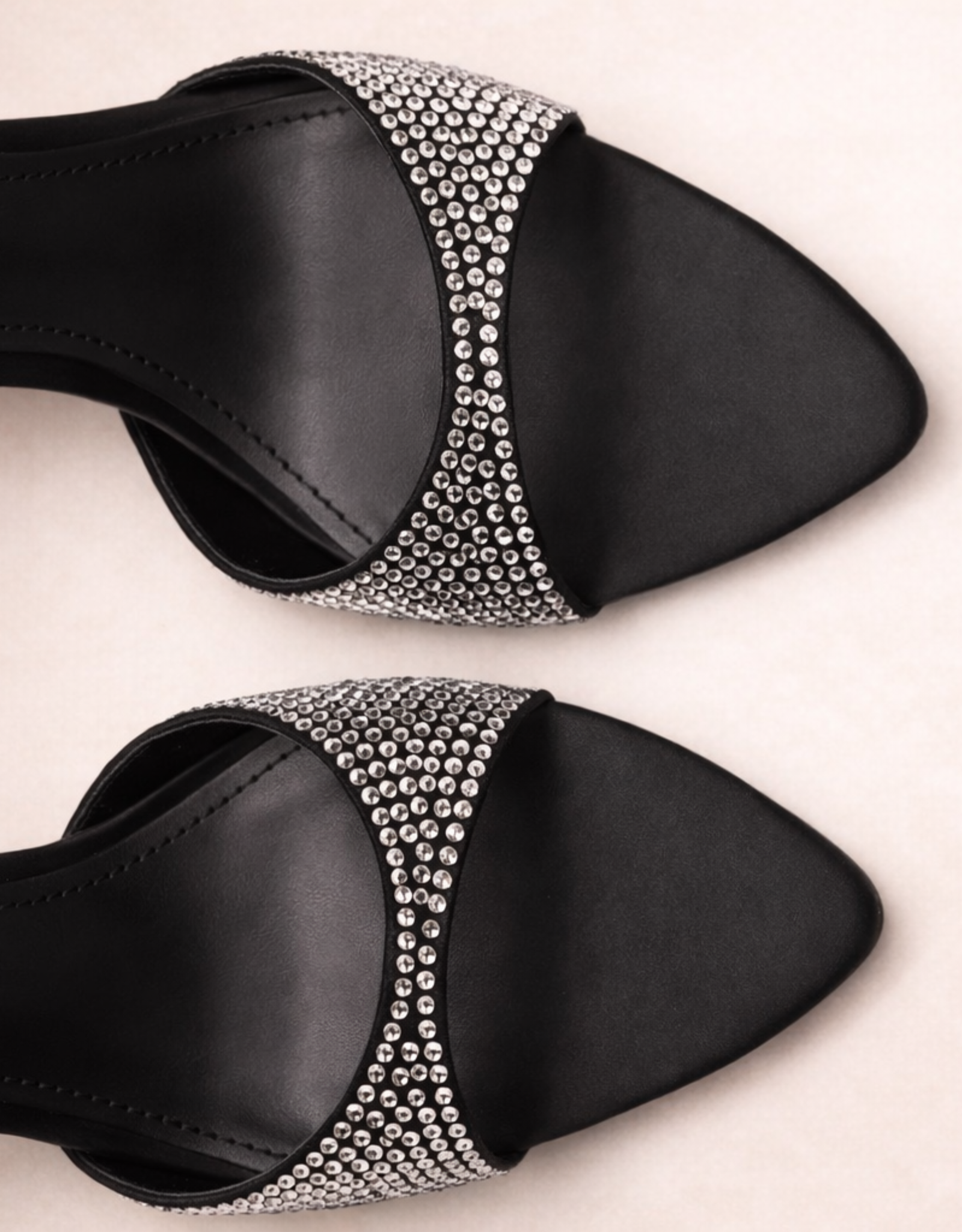 Sandales mules femme en noir avec strass brillants pour un look élégant