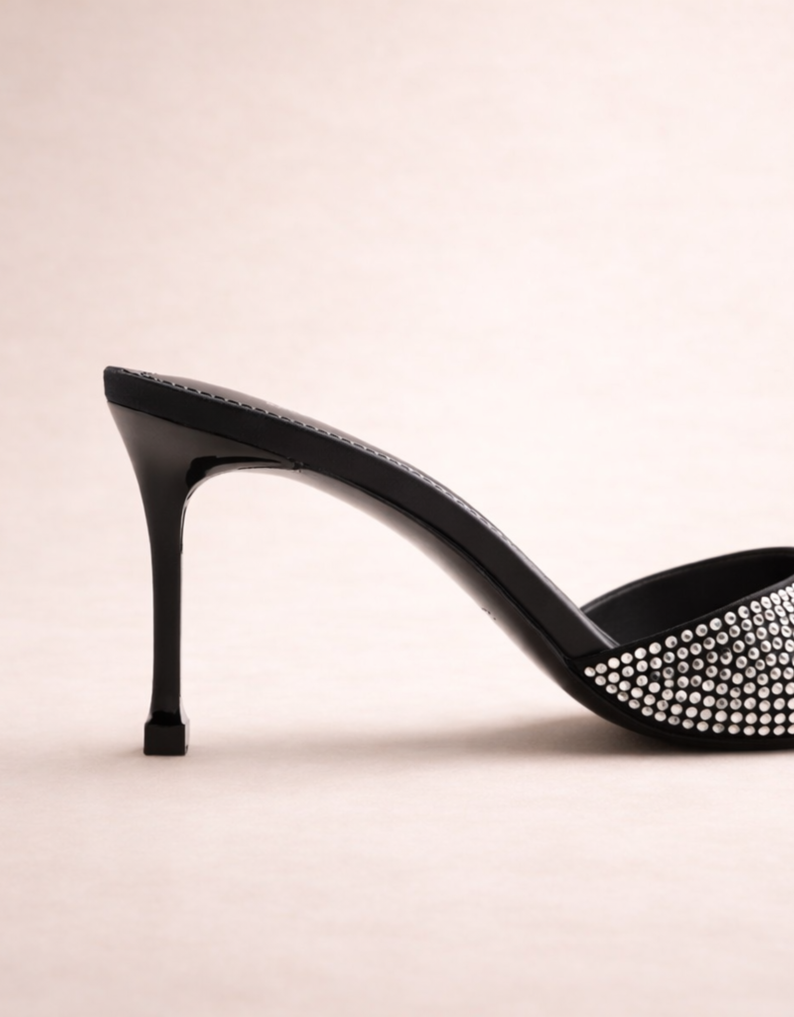 Sandales mules femme en noir ornées de strass avec un talon aiguille élégant