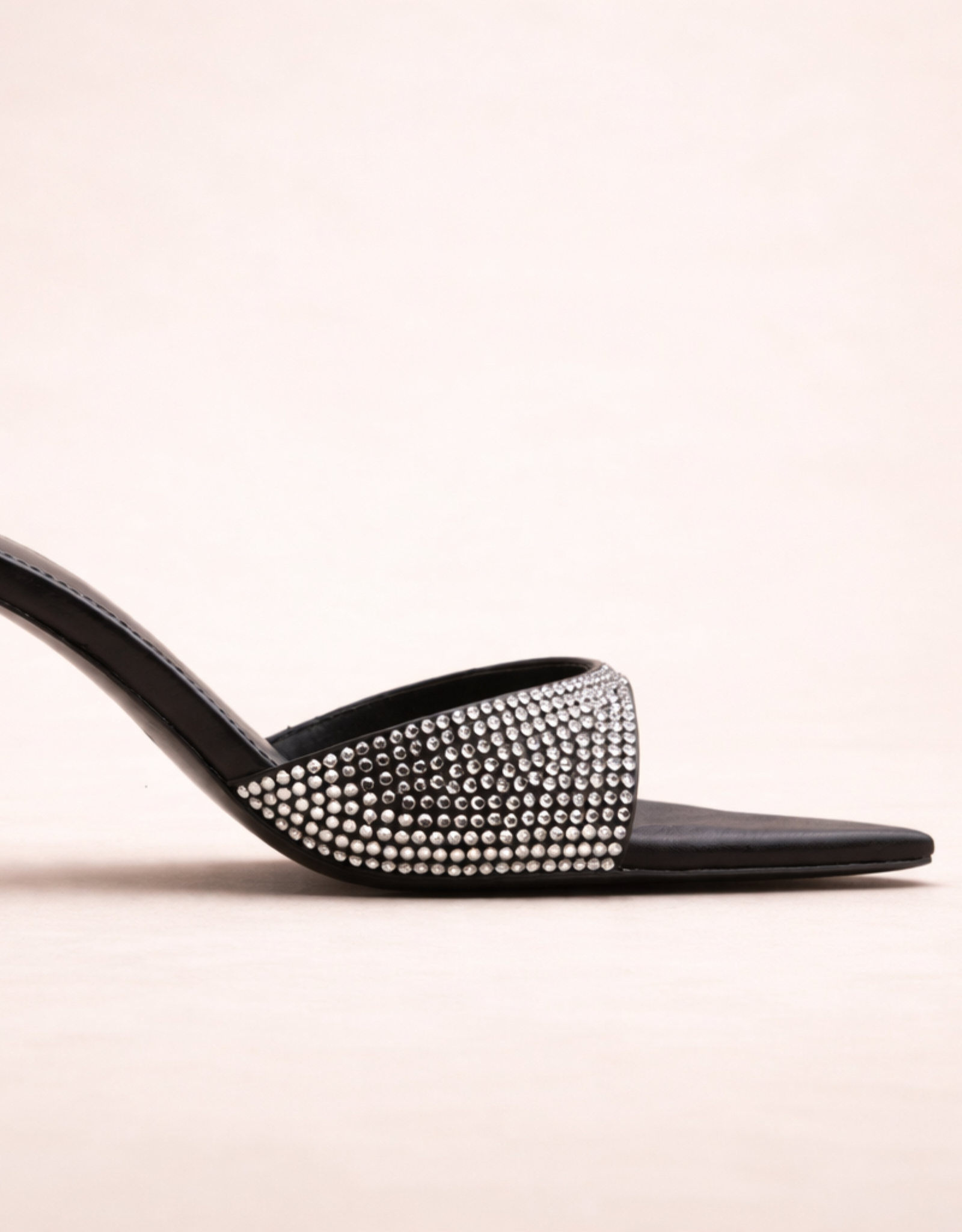 Sandales mules femme noires ornées de strass pour une touche élégante et moderne