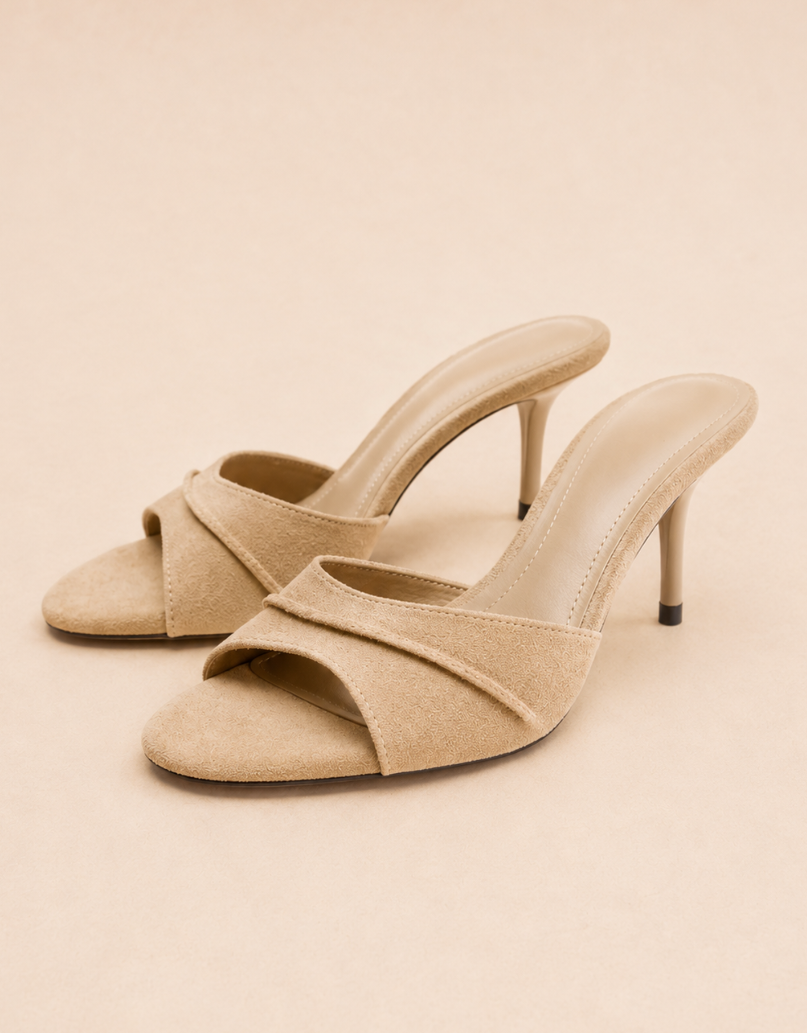 Sandales pour femme Fondelier en suédine beige avec talon moyen pour une touche élégante