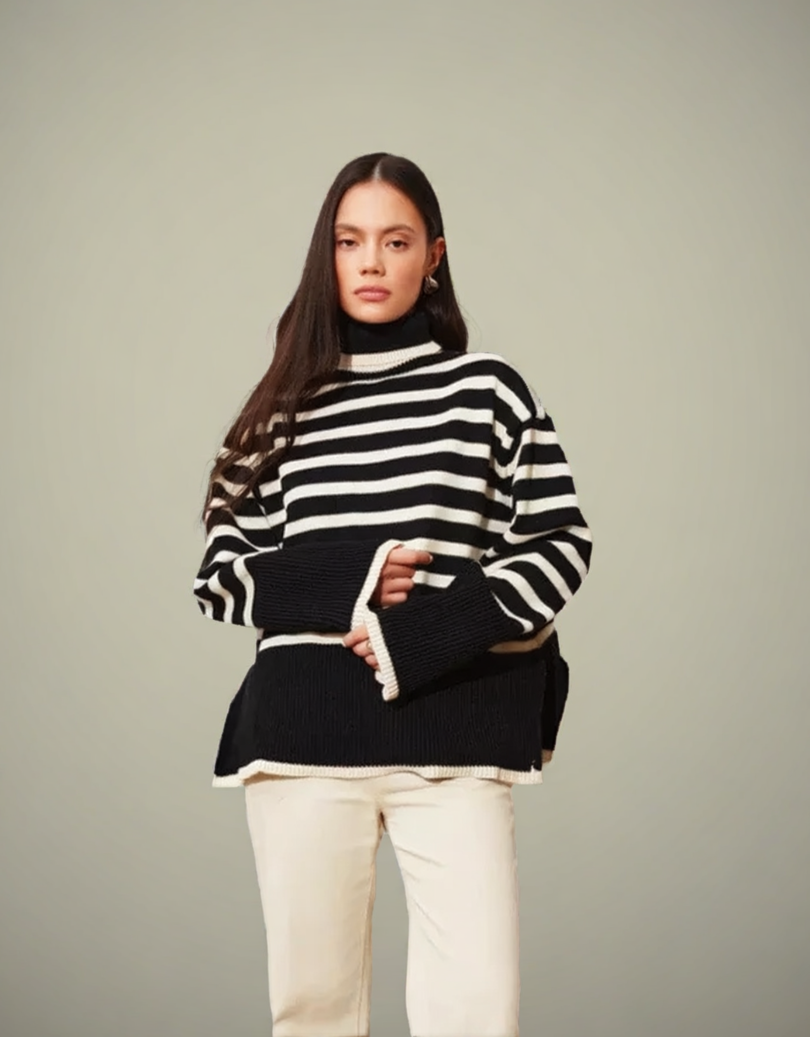 Pull rayé noir et blanc en tricot de Fondelier avec col roulé et coupe décontractée