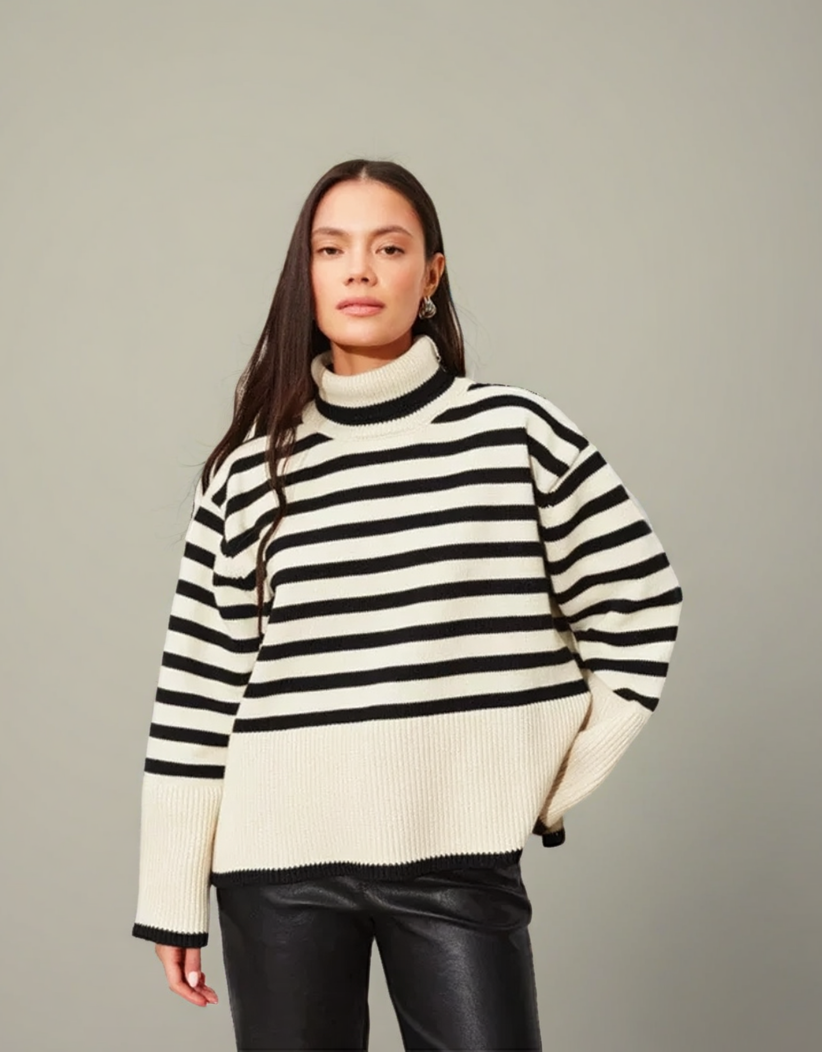 Pull rayé noir et crème de Fondelier avec col montant pour un look décontracté et tendance