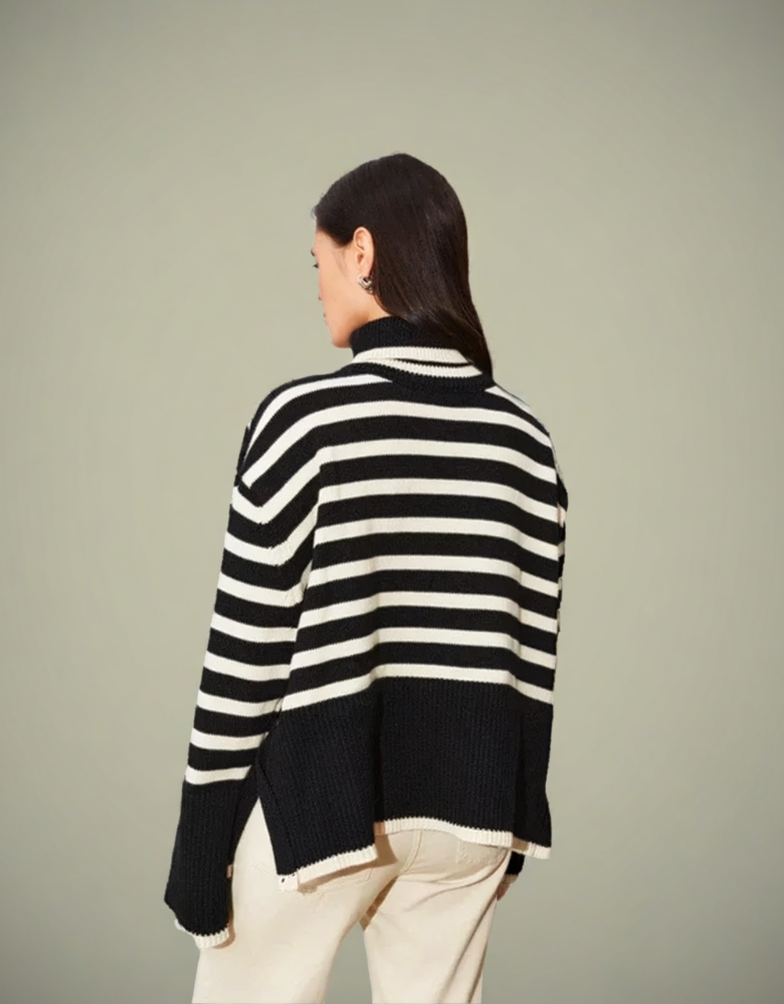 Pull stripé noir et blanc de Fondelier avec un col montant et des manches larges