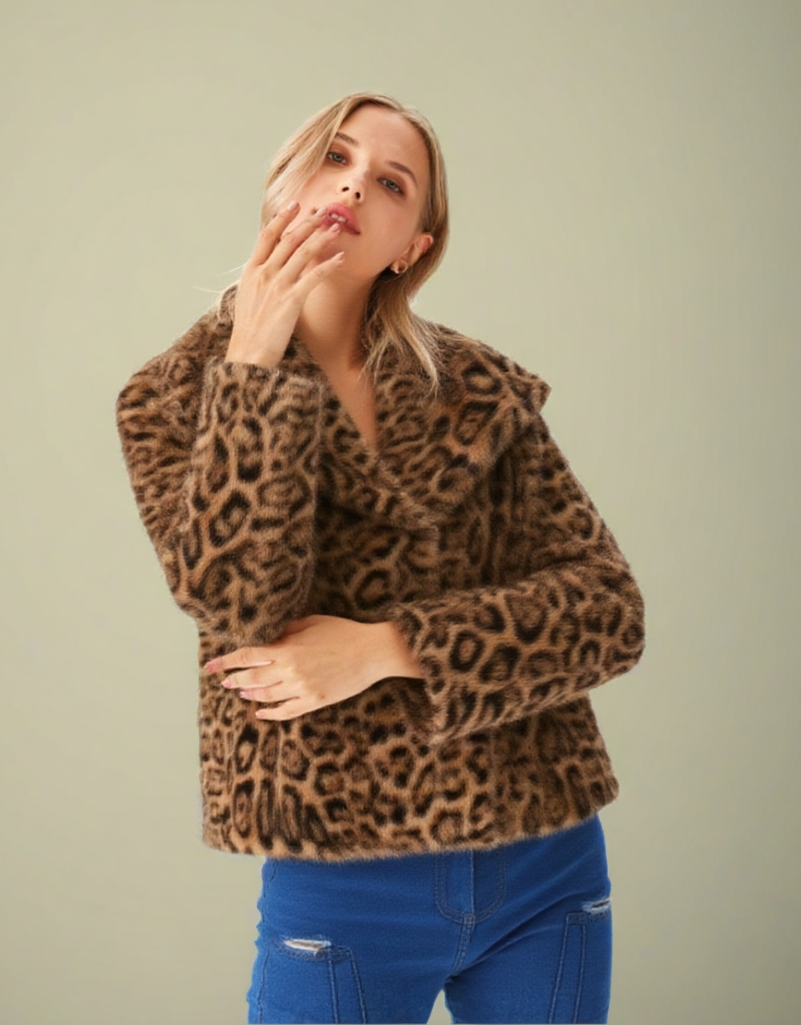 Veste courte fausse fourrure femme avec motif léopard et col large pour un style tendance