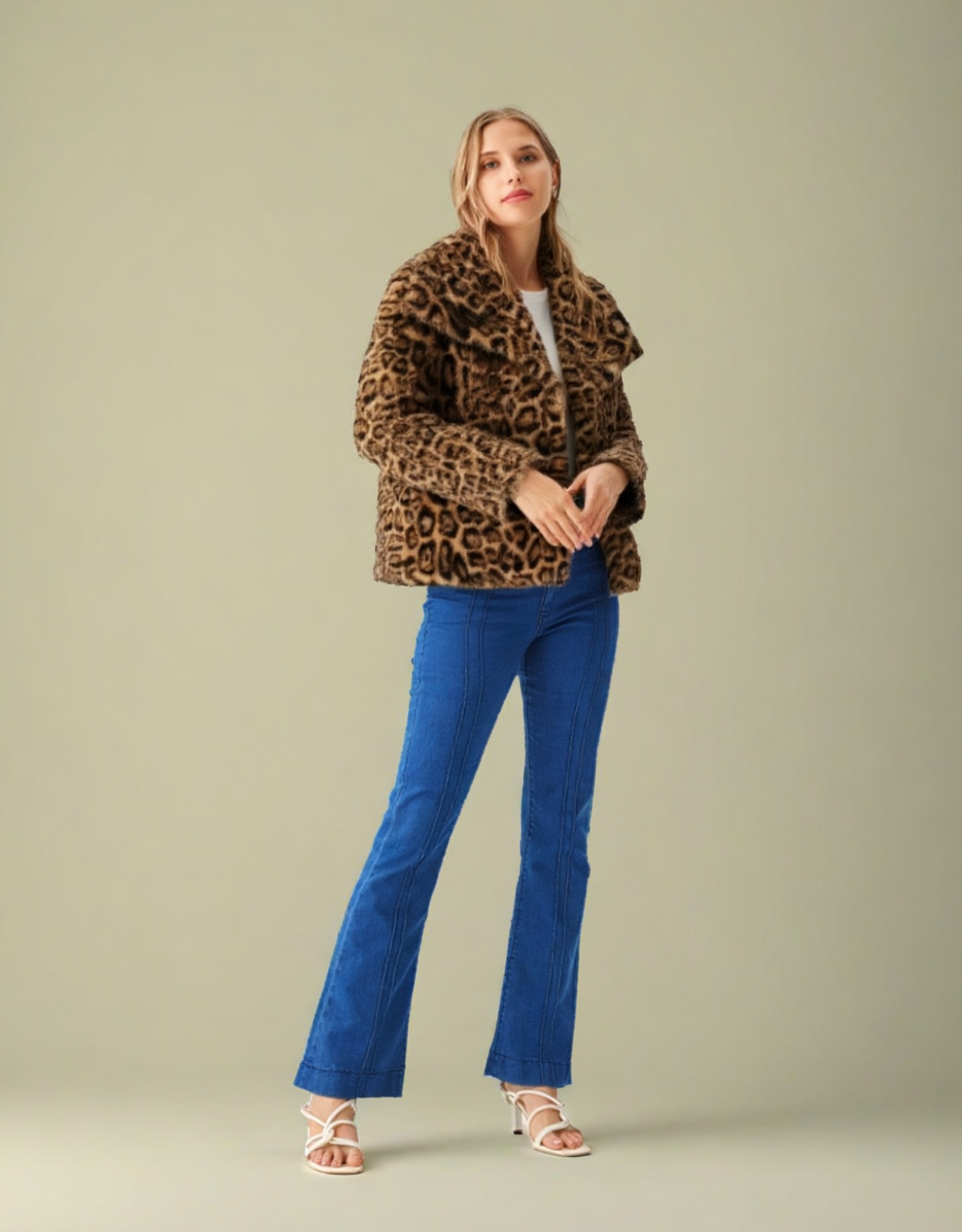 Veste courte fausse fourrure femme au motif léopard, parfaite pour un look tendance et chaleureux.