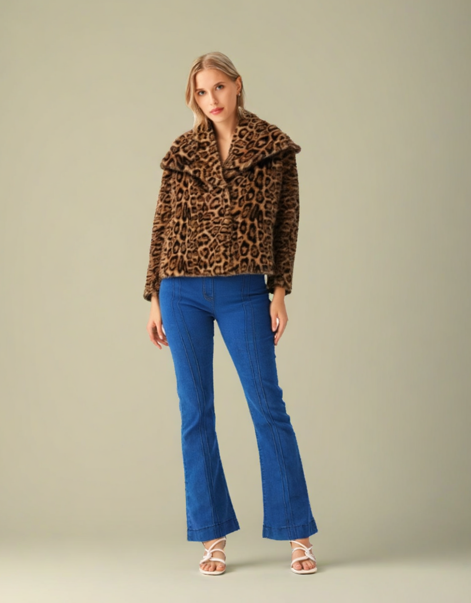 Veste courte fausse fourrure femme motif léopard avec col large et coupe élégante