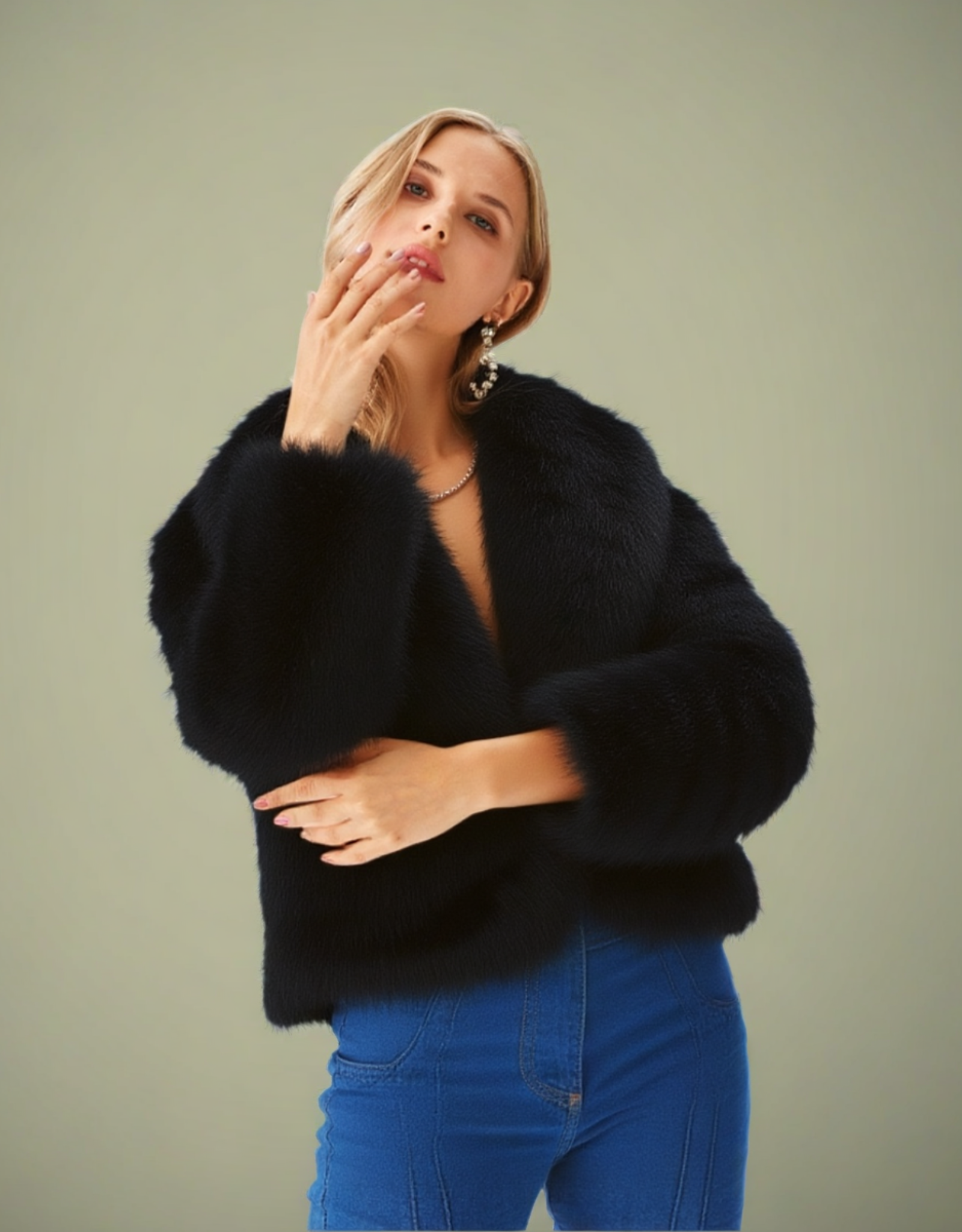 Veste courte fausse fourrure femme noire avec manches larges et style chic