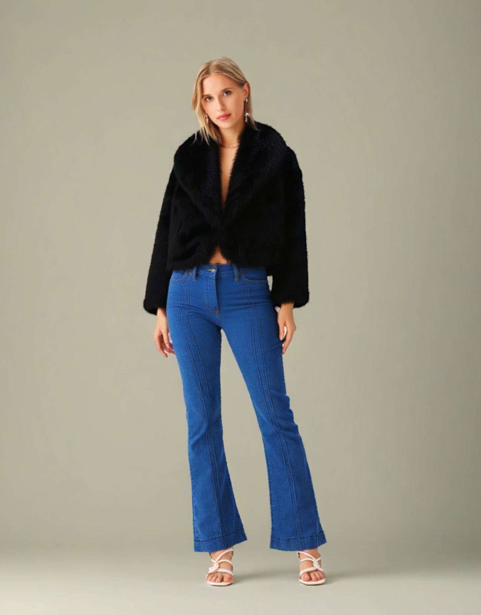 Veste courte fausse fourrure femme noire avec col en V pour un style chic et moderne
