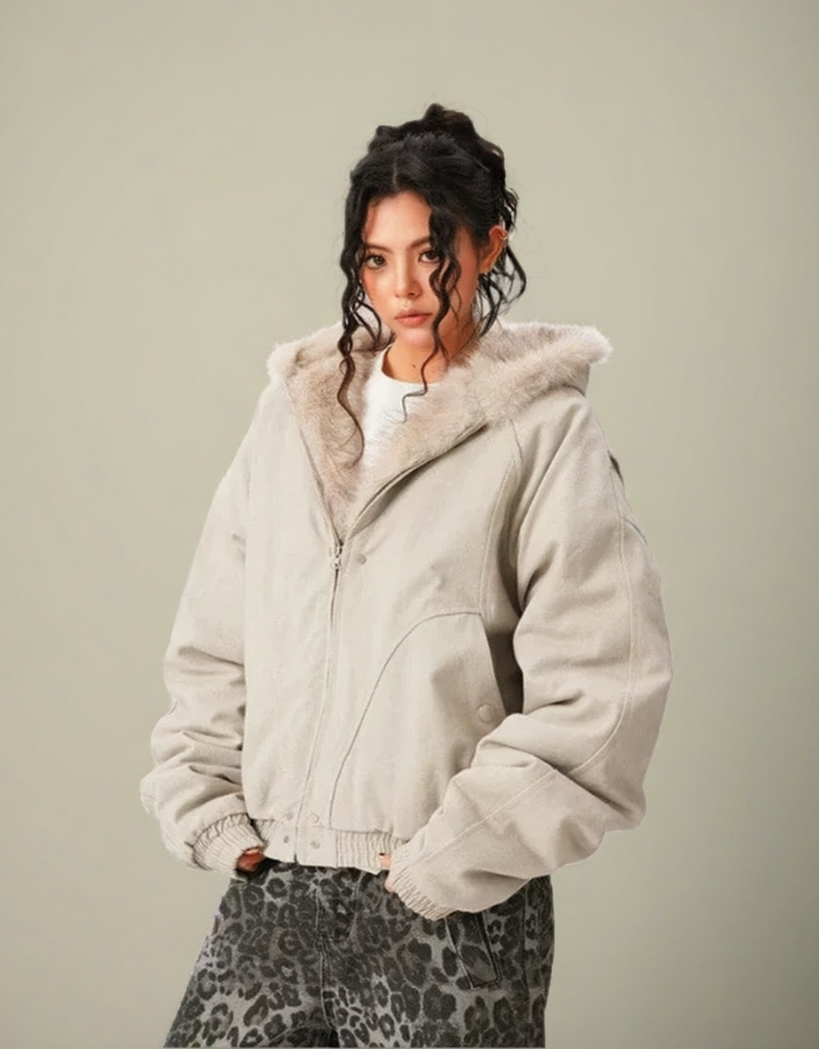 Veste fausse fourrure oversize femme beige avec capuche pour un look décontracté et tendance