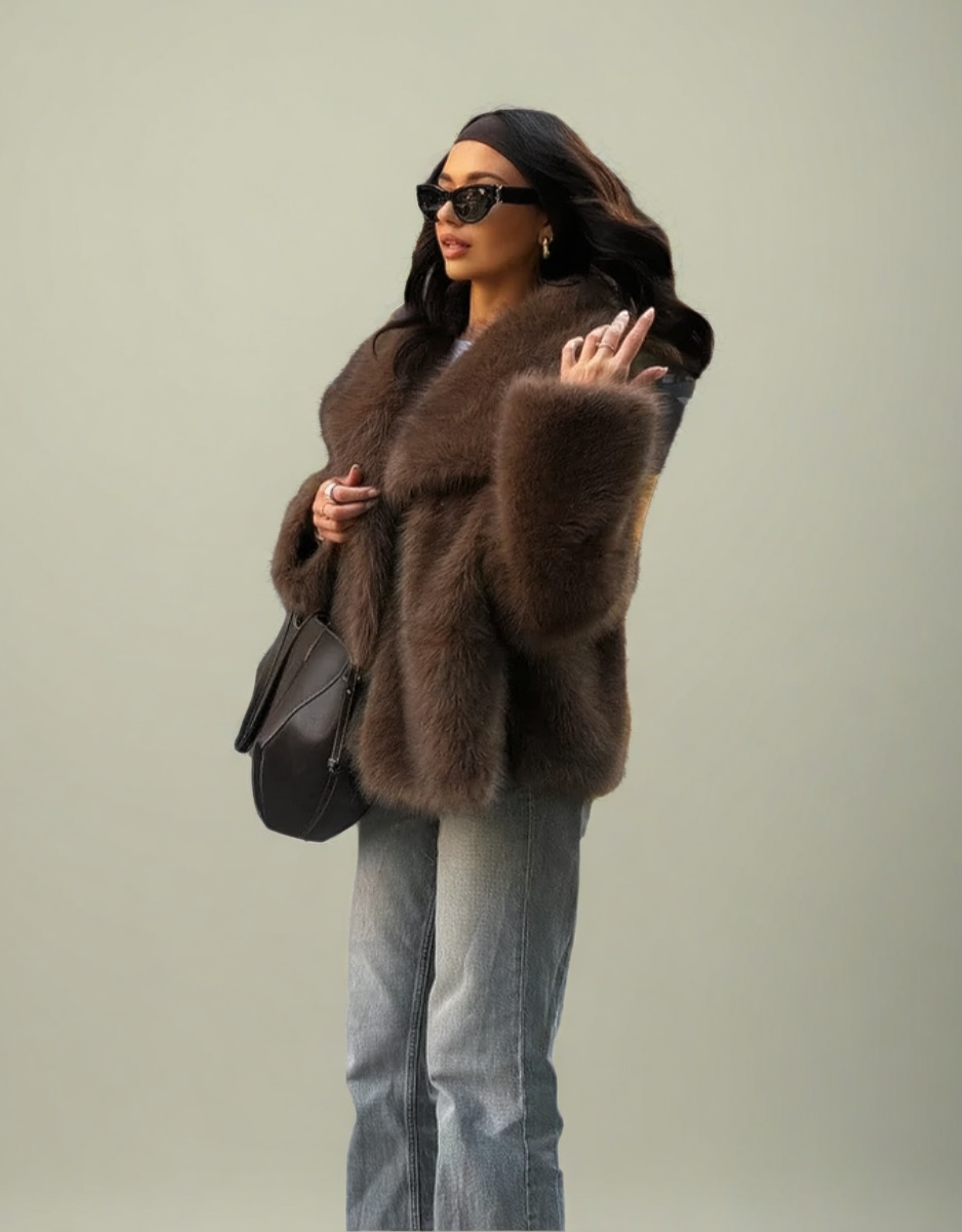Veste femme fausse fourrure marron avec col large et manches bouffantes pour un look élégant